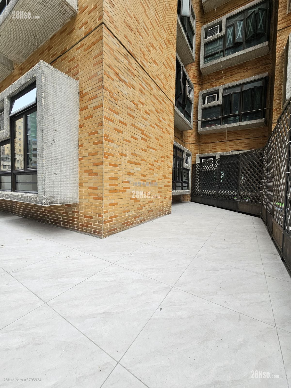 Royal Building Rental 3 Bedrooms , 2 Bathrooms 391 ft²