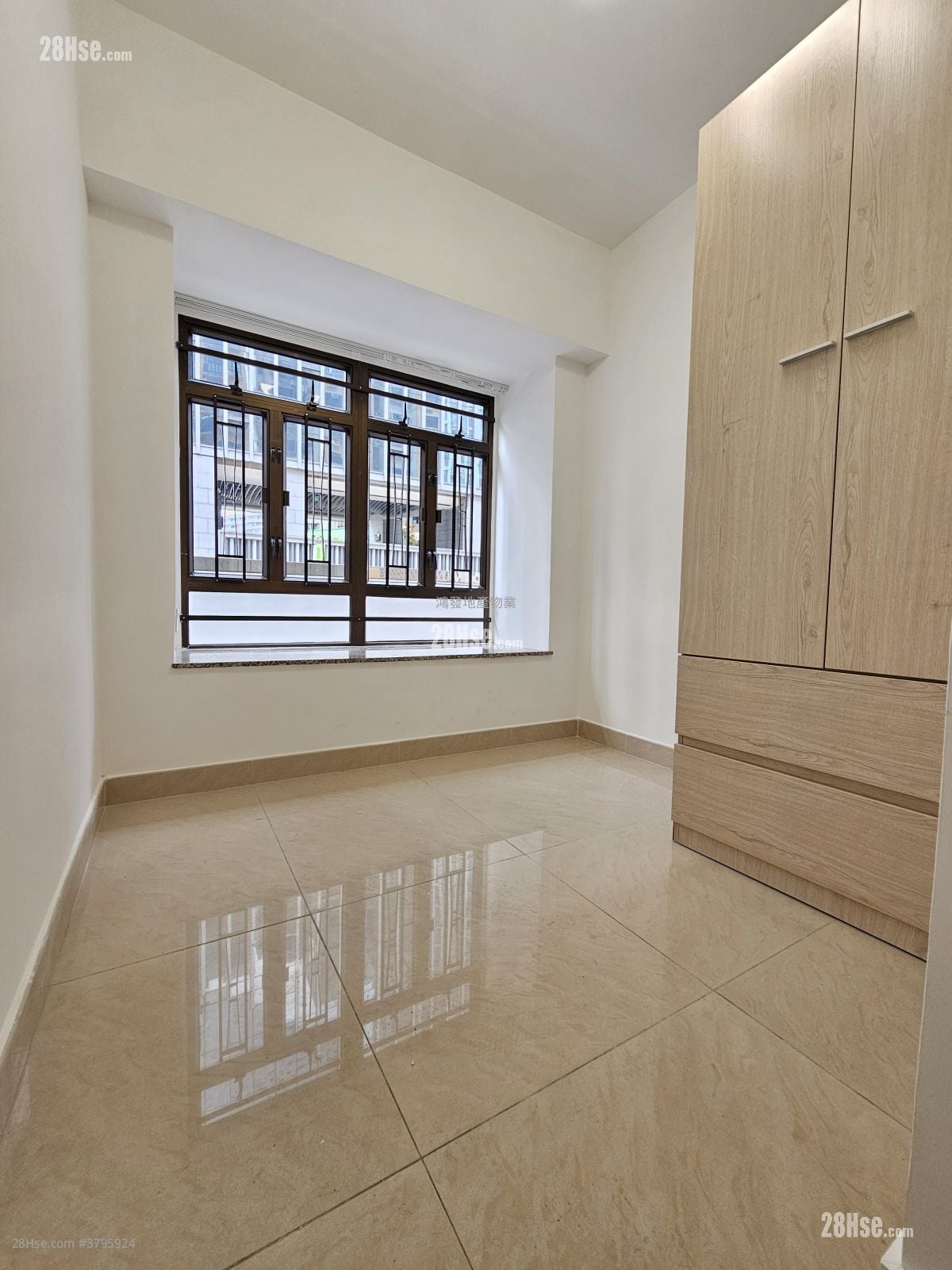 Royal Building Rental 3 Bedrooms , 2 Bathrooms 391 ft²