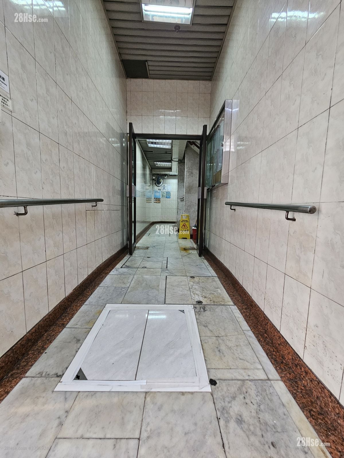 Royal Building Rental 3 Bedrooms , 2 Bathrooms 391 ft²