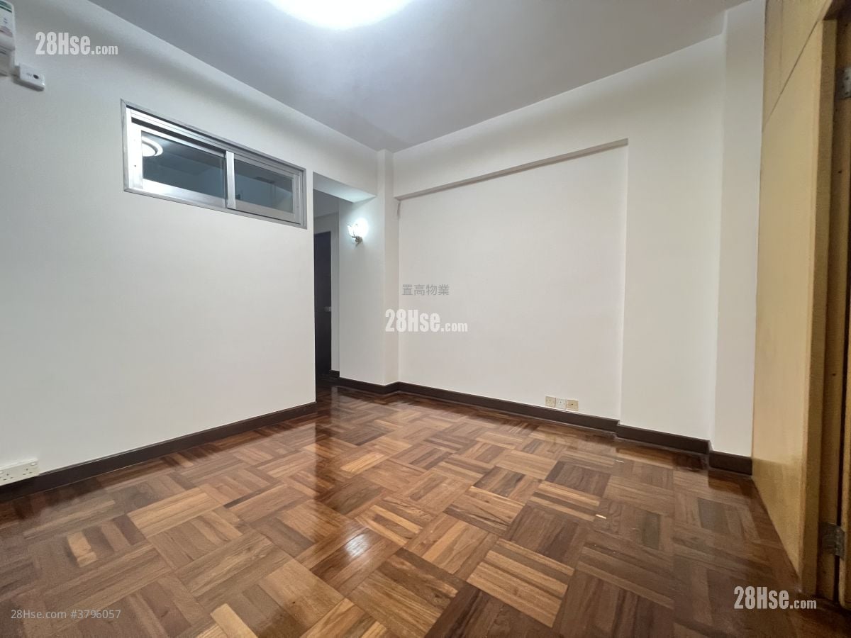 Pak Kin Building Rental 3 Bedrooms , 2 Bathrooms 672 ft²