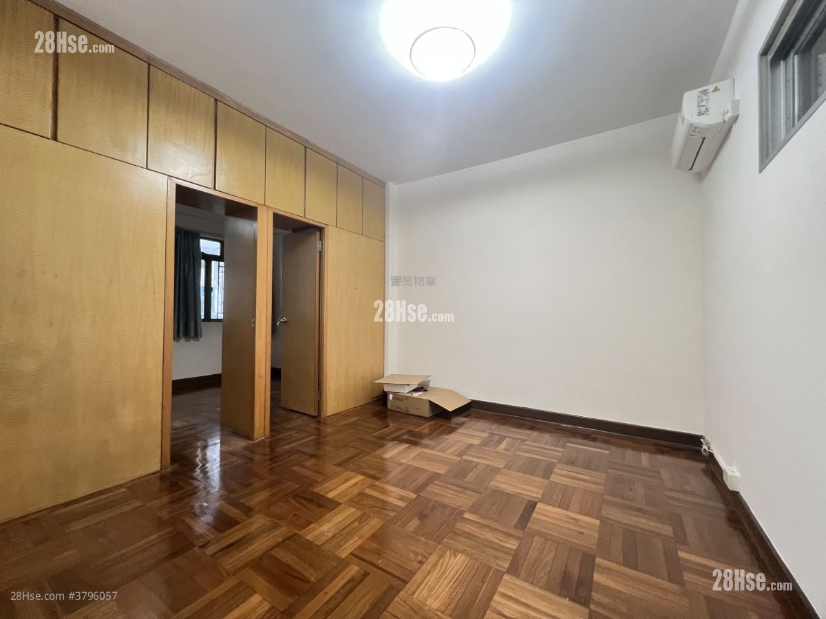 Pak Kin Building Rental 3 Bedrooms , 2 Bathrooms 672 ft²