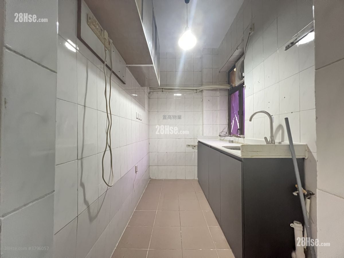 Pak Kin Building Rental 3 Bedrooms , 2 Bathrooms 672 ft²