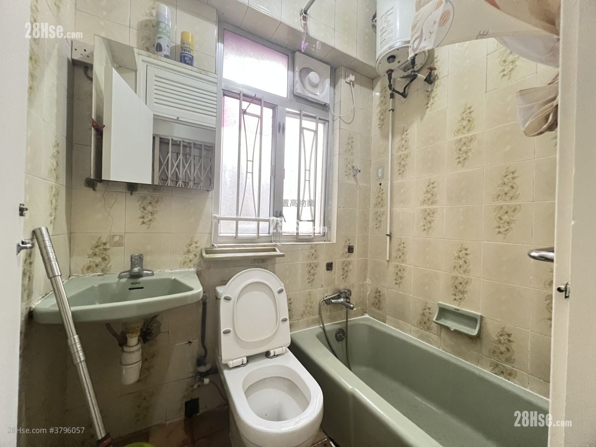 Pak Kin Building Rental 3 Bedrooms , 2 Bathrooms 672 ft²