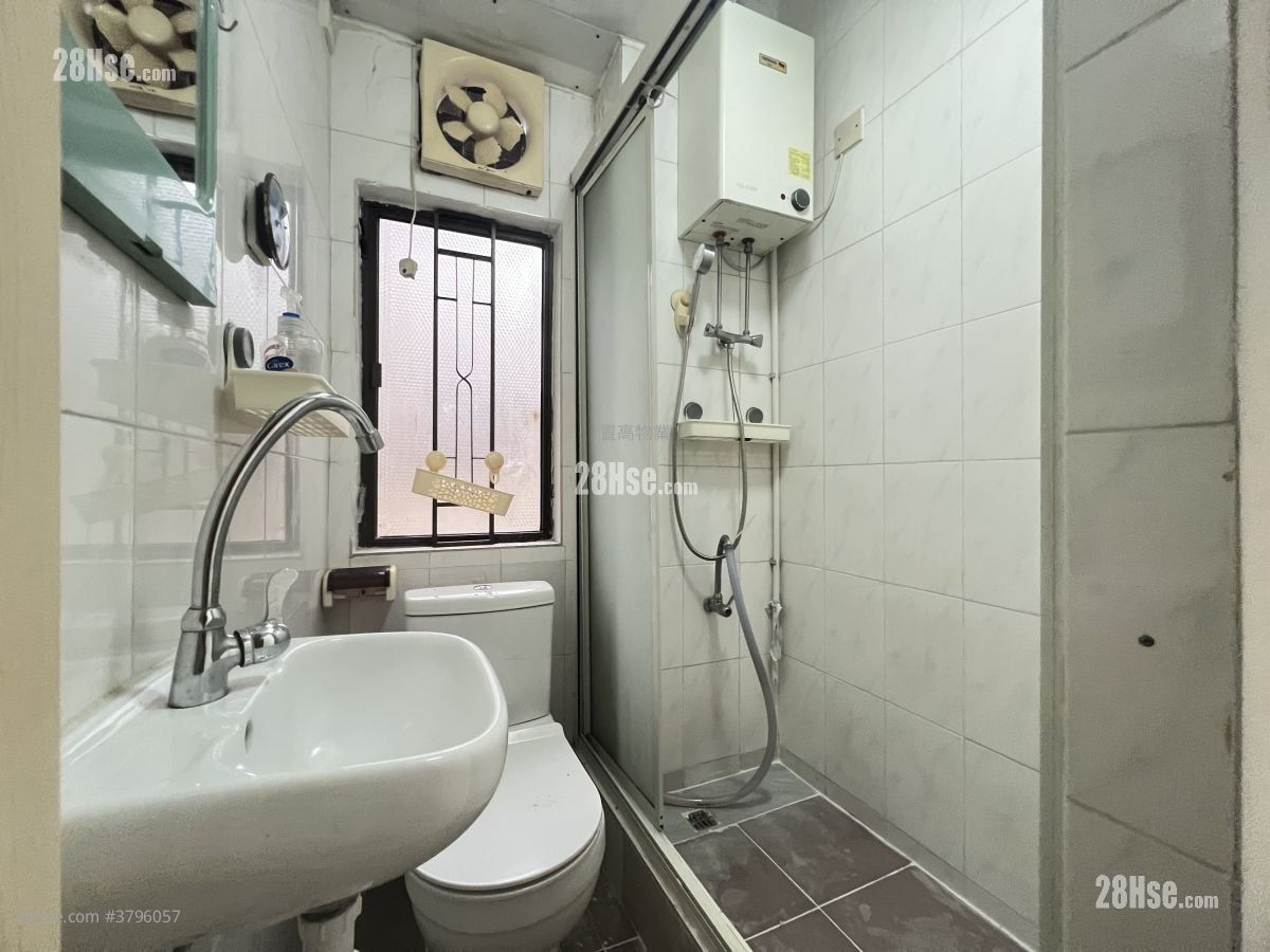 Pak Kin Building Rental 3 Bedrooms , 2 Bathrooms 672 ft²