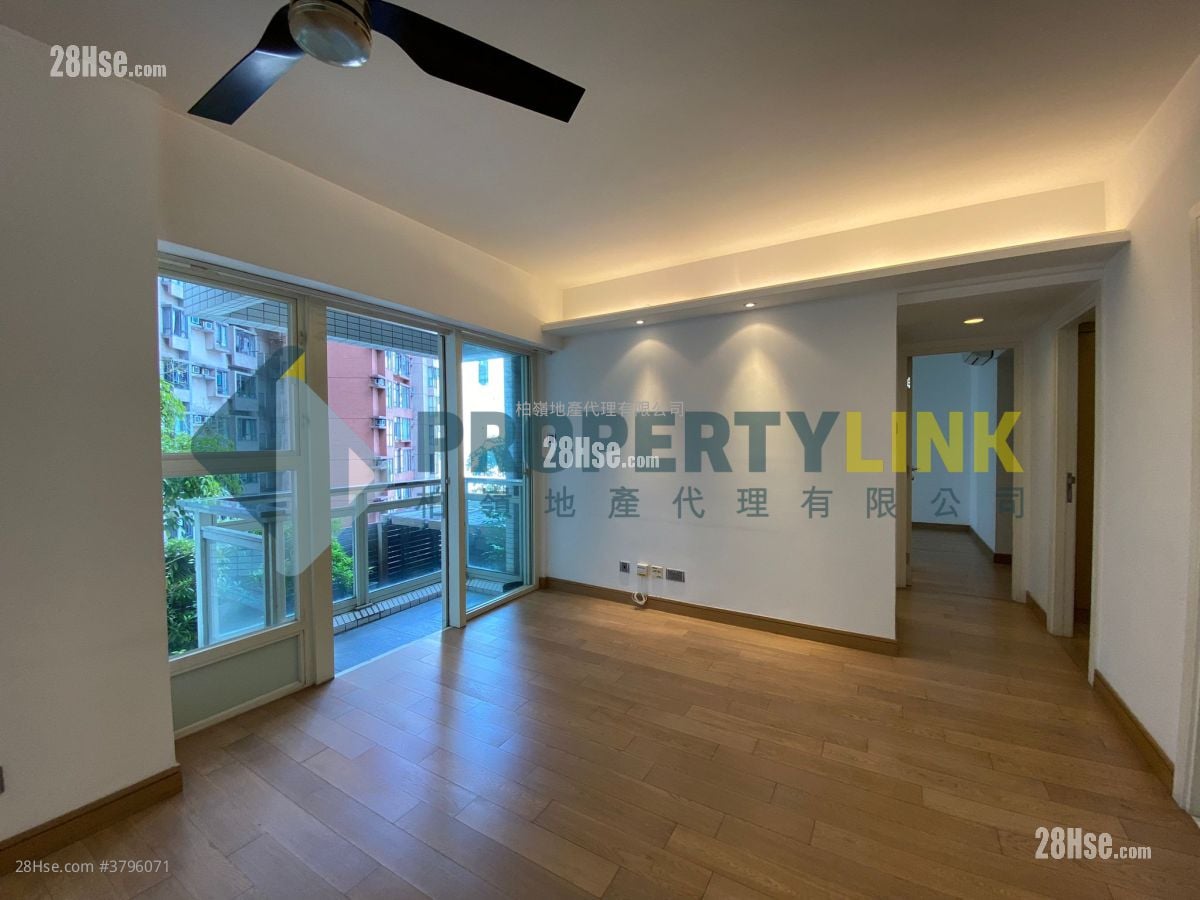 Centre Stage Sell 3 Bedrooms , 2 Bathrooms 809 ft²