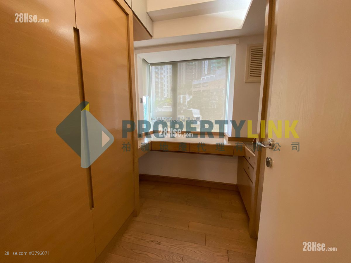 Centre Stage Sell 3 Bedrooms , 2 Bathrooms 809 ft²