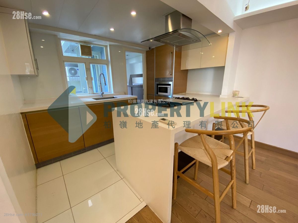 Centre Stage Sell 3 Bedrooms , 2 Bathrooms 809 ft²