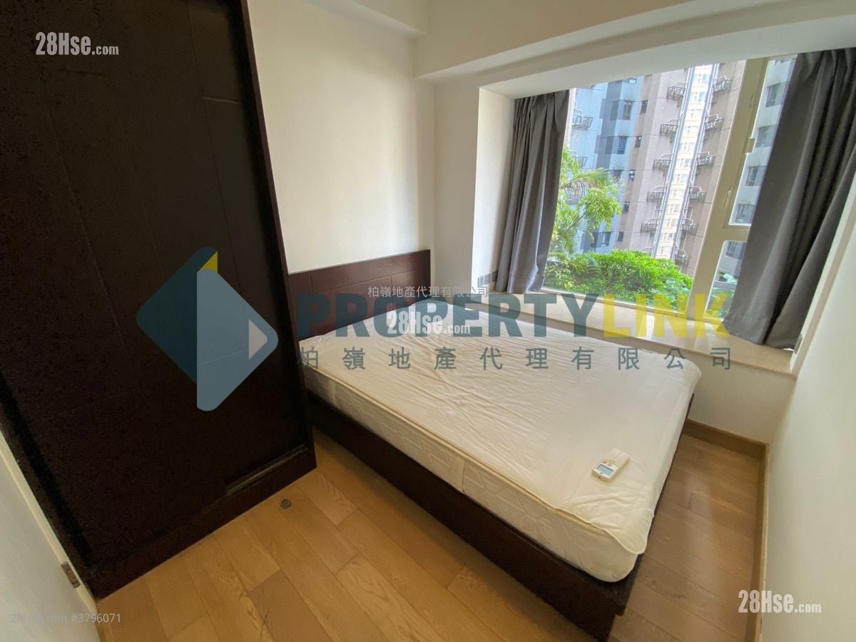 Centre Stage Sell 3 Bedrooms , 2 Bathrooms 809 ft²