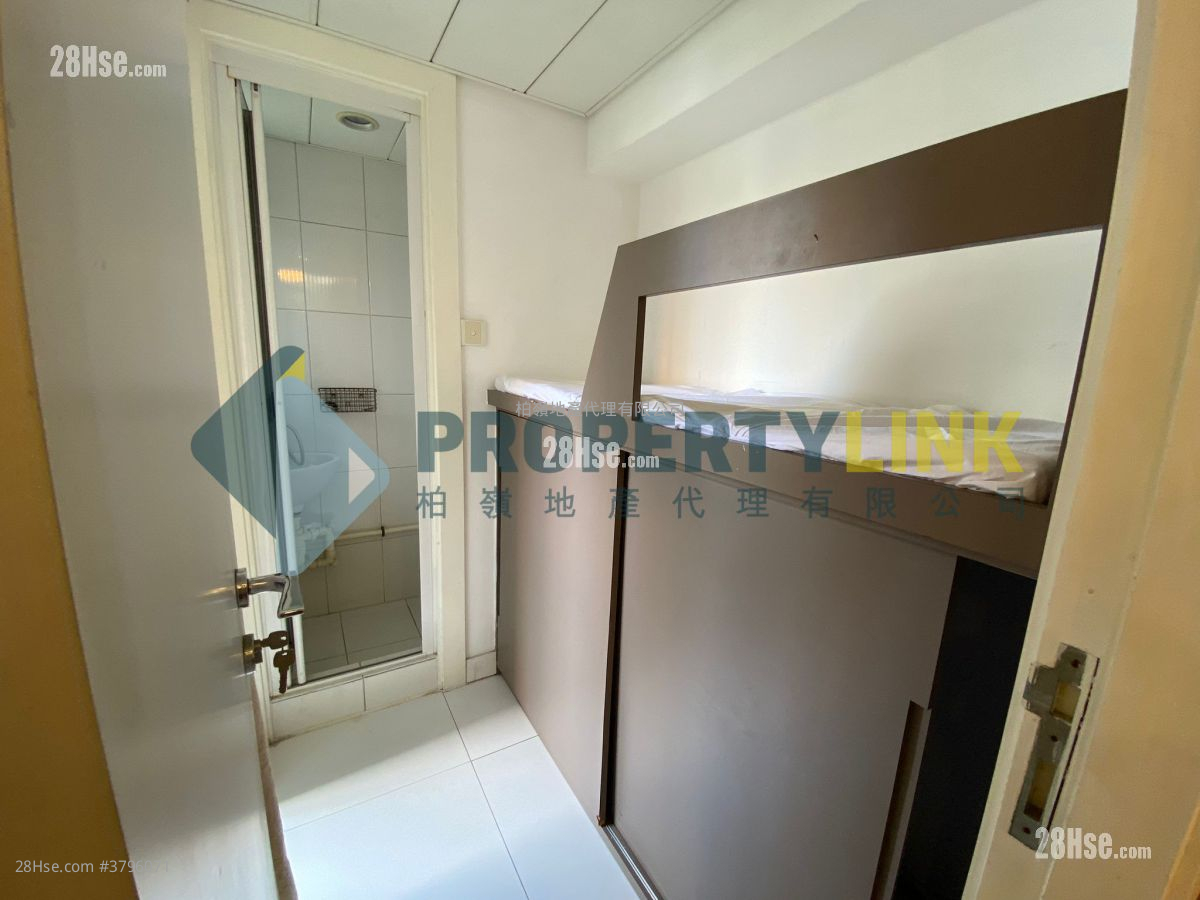 Centre Stage Sell 3 Bedrooms , 2 Bathrooms 809 ft²