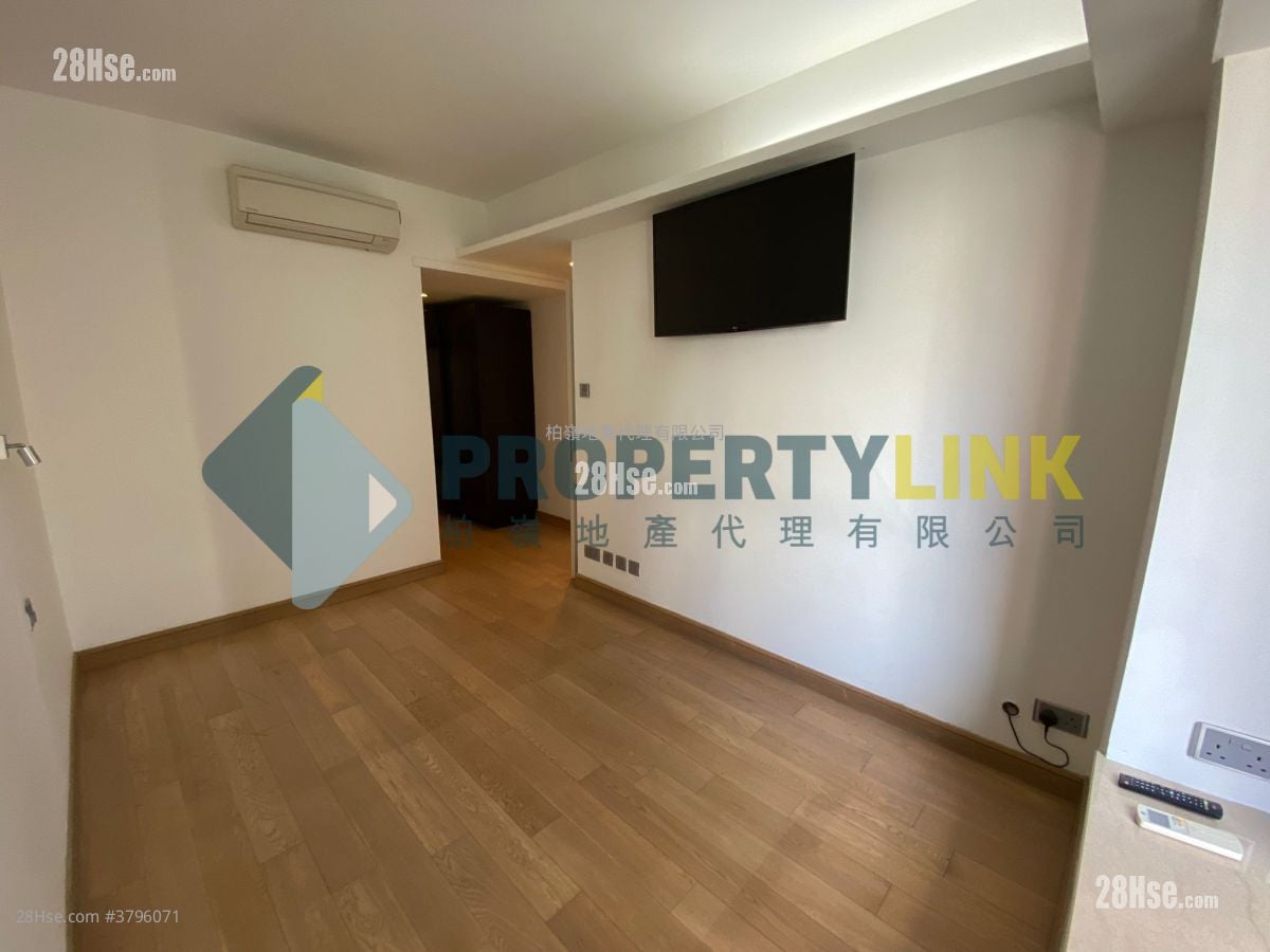 Centre Stage Sell 3 Bedrooms , 2 Bathrooms 809 ft²