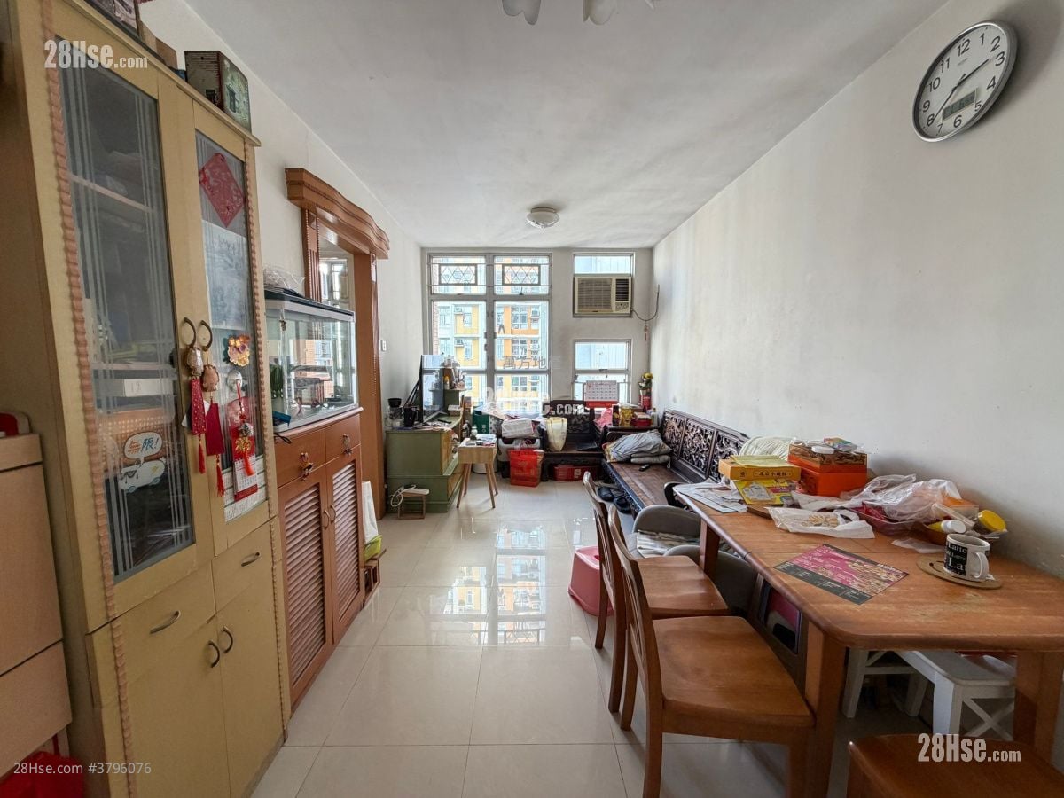 Yu Chui Court Sell 3 Bedrooms , 2 Bathrooms 663 ft²