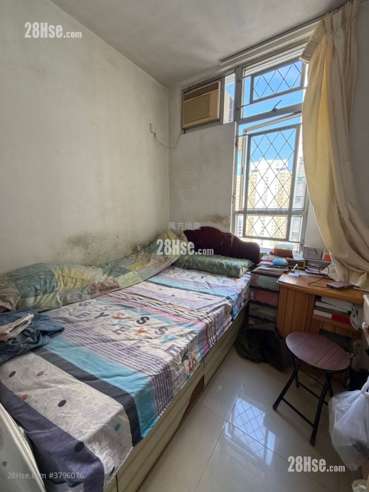 Yu Chui Court Sell 3 Bedrooms , 2 Bathrooms 663 ft²