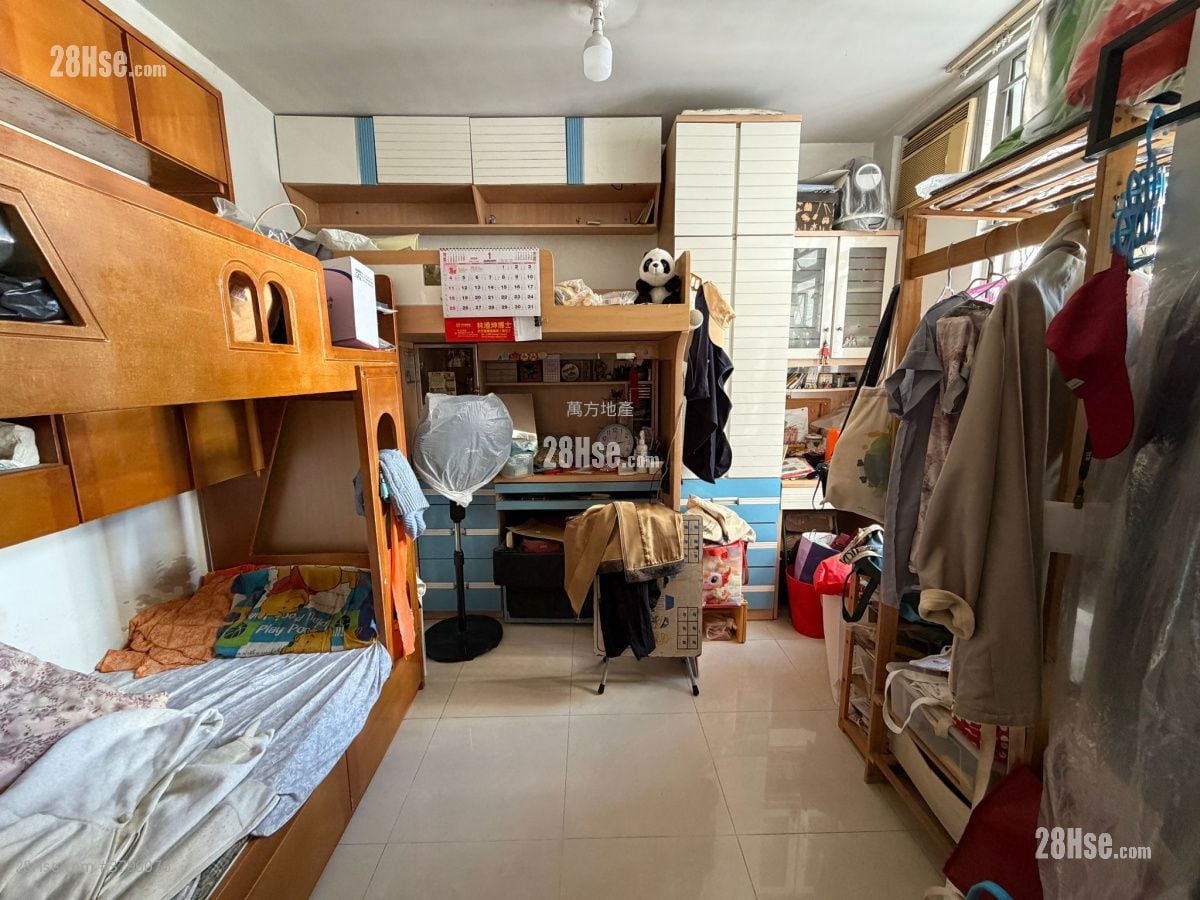 Yu Chui Court Sell 3 Bedrooms , 2 Bathrooms 663 ft²