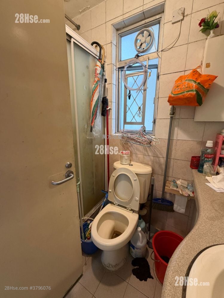 Yu Chui Court Sell 3 Bedrooms , 2 Bathrooms 663 ft²