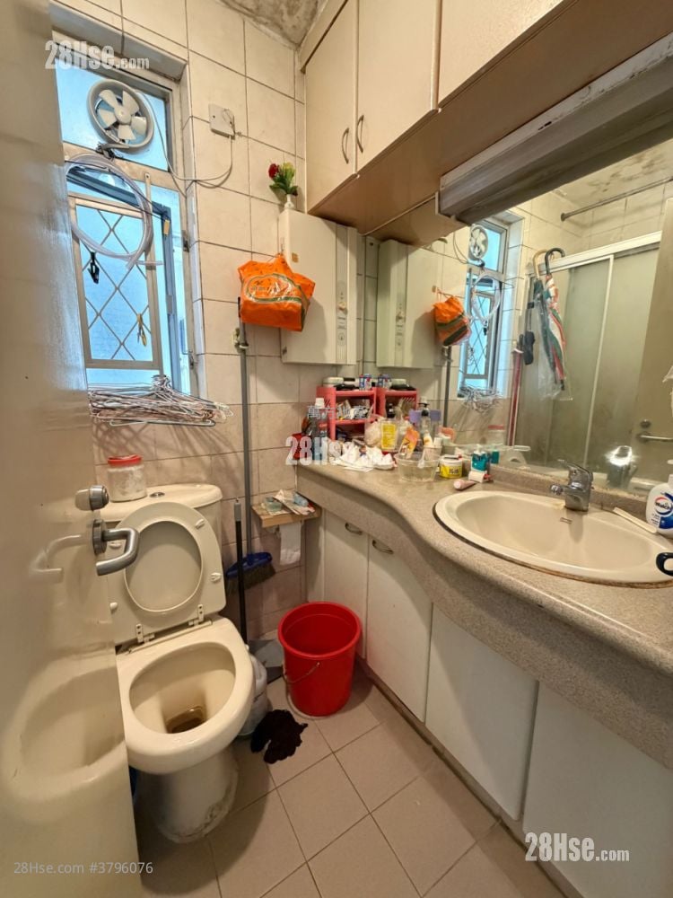 Yu Chui Court Sell 3 Bedrooms , 2 Bathrooms 663 ft²