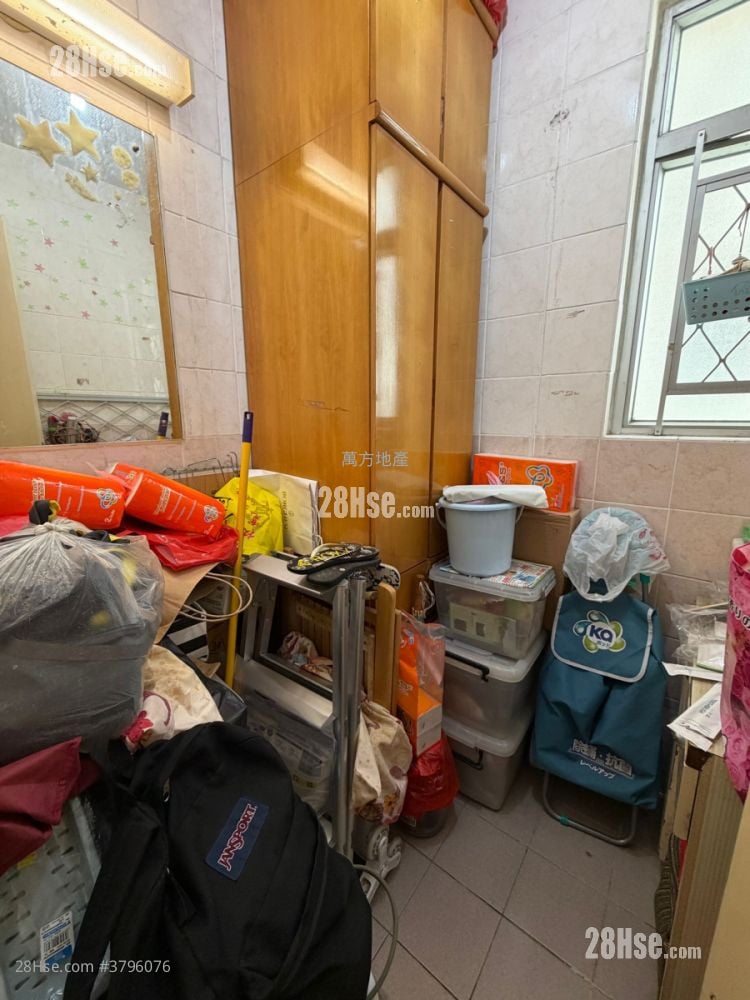 Yu Chui Court Sell 3 Bedrooms , 2 Bathrooms 663 ft²