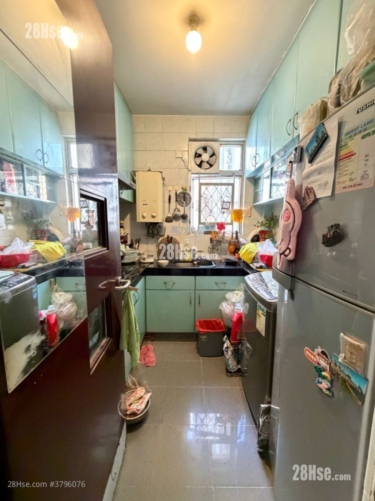 Yu Chui Court Sell 3 Bedrooms , 2 Bathrooms 663 ft²