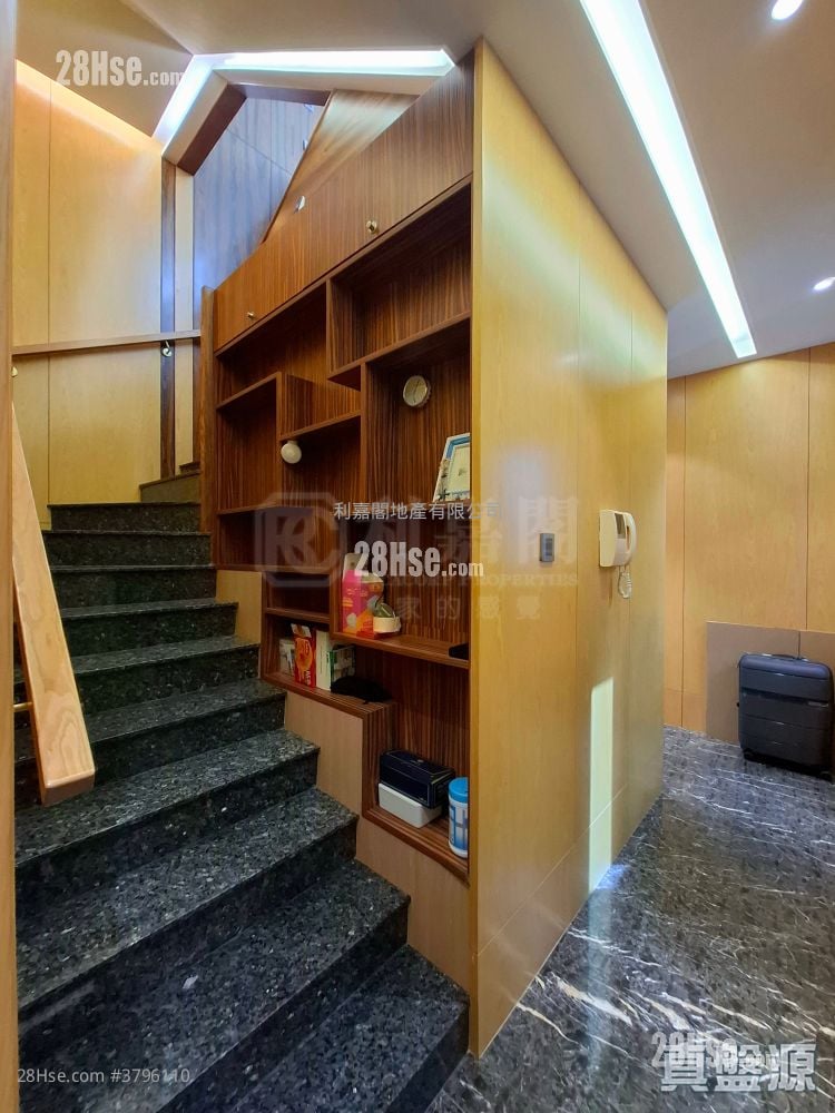 Tung Chung Crescent Sell 3 Bedrooms , 3 Bathrooms 1,202 ft²