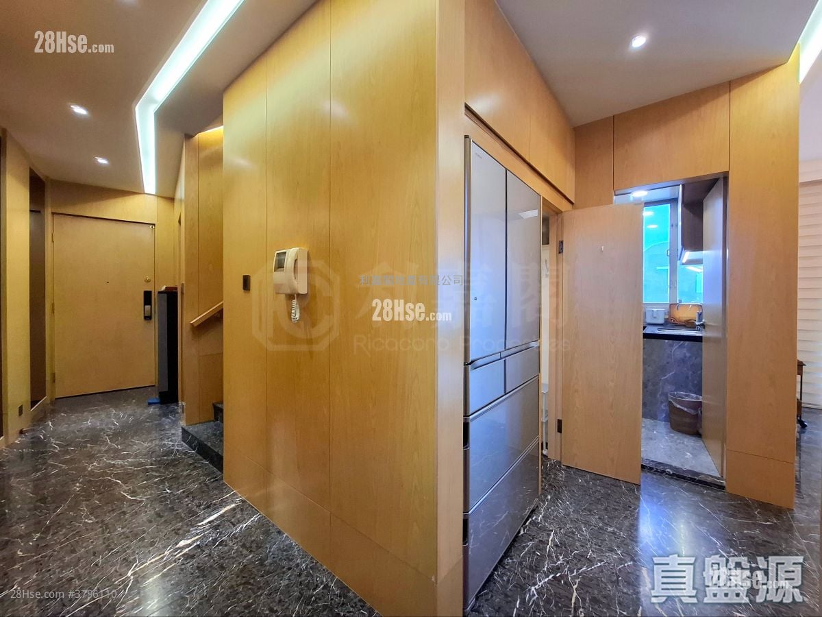 Tung Chung Crescent Sell 3 Bedrooms , 3 Bathrooms 1,202 ft²