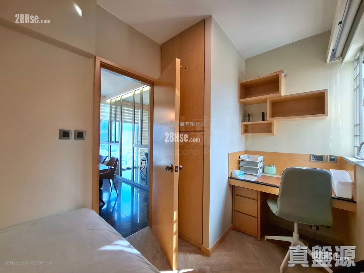 Tung Chung Crescent Sell 3 Bedrooms , 3 Bathrooms 1,202 ft²