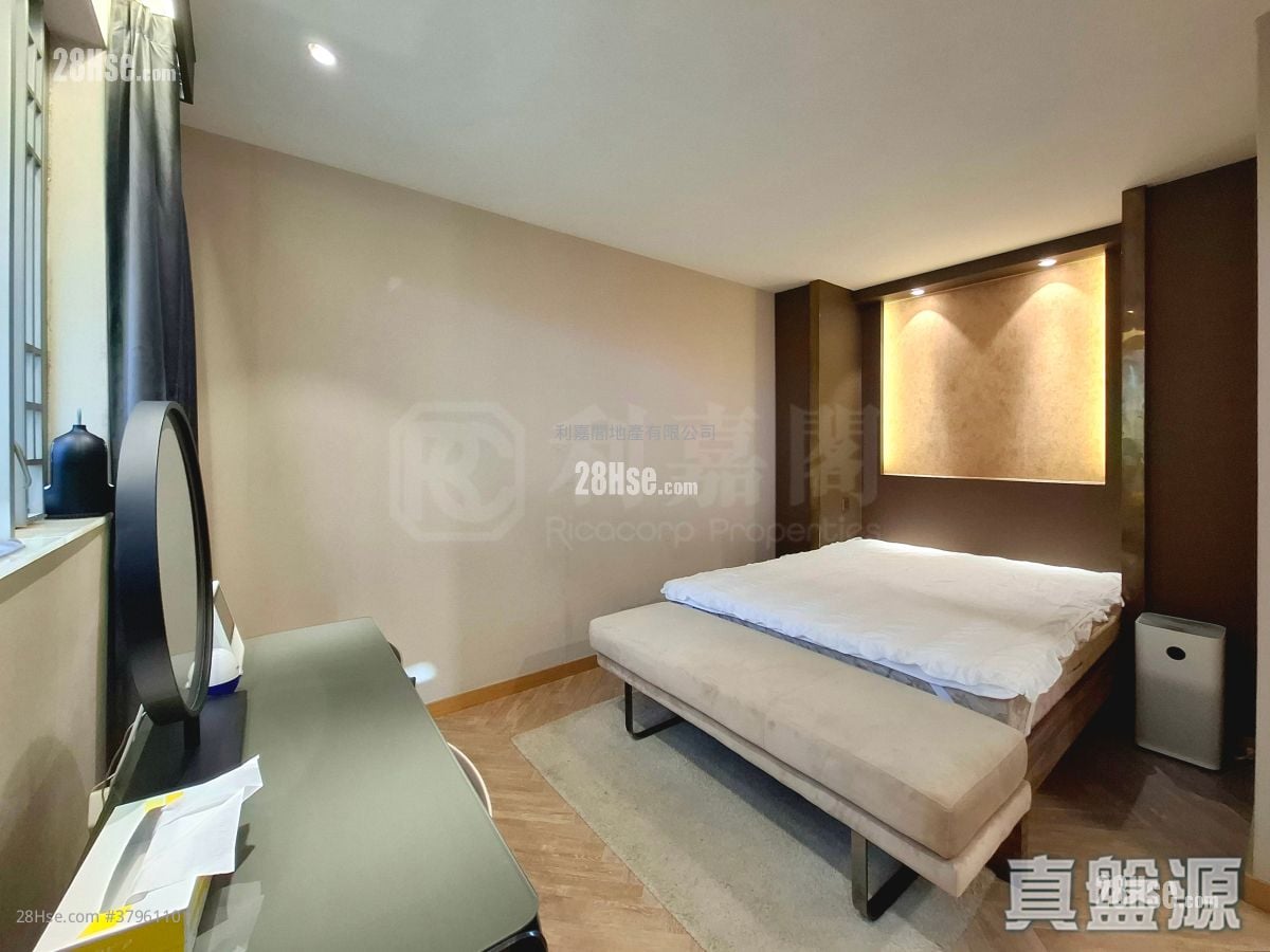 Tung Chung Crescent Sell 3 Bedrooms , 3 Bathrooms 1,202 ft²
