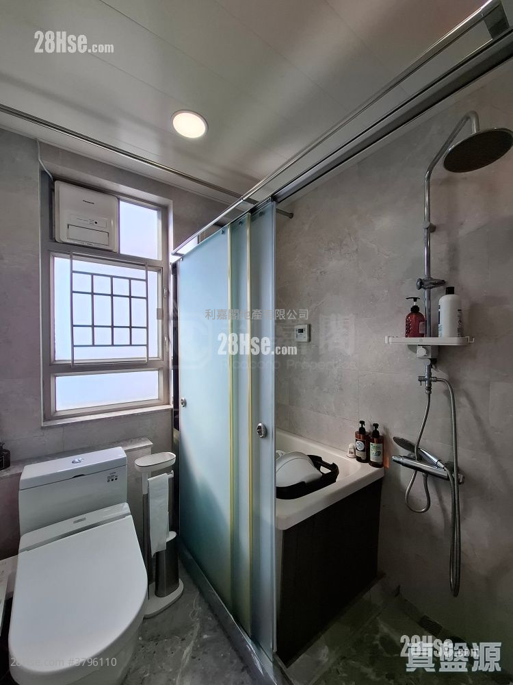 Tung Chung Crescent Sell 3 Bedrooms , 3 Bathrooms 1,202 ft²