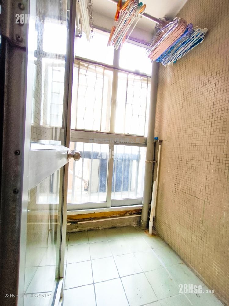 Mei Foo Sun Chuen Sell 3 Bedrooms , 2 Bathrooms 907 ft²