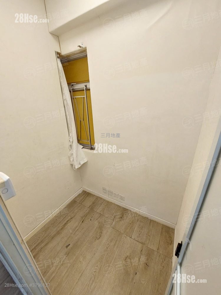 Golden Plaza Sell 3 Bedrooms , 1 Bathroom 301 ft²