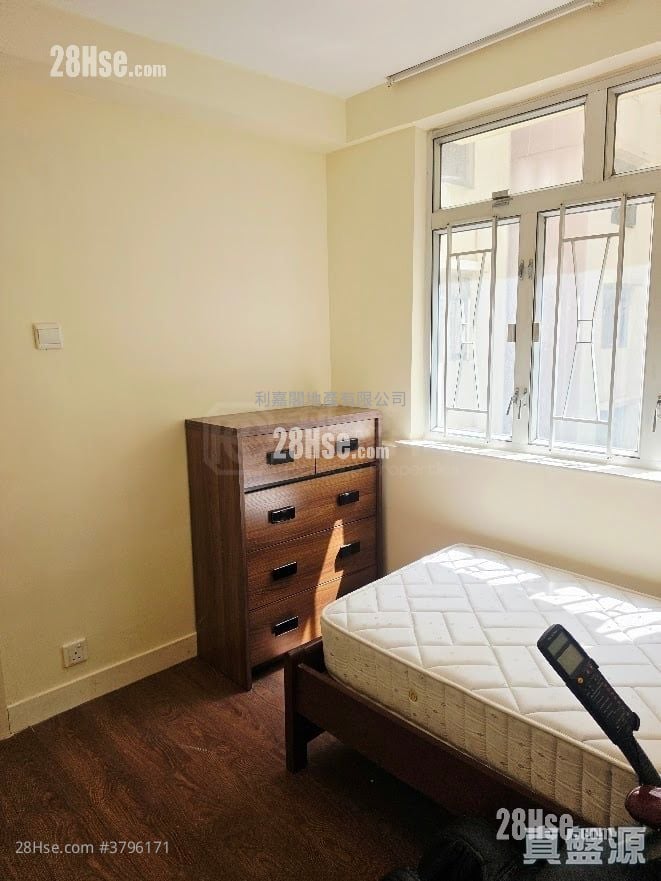 Bedford Gardens Sell 3 Bedrooms , 1 Bathroom 597 ft²