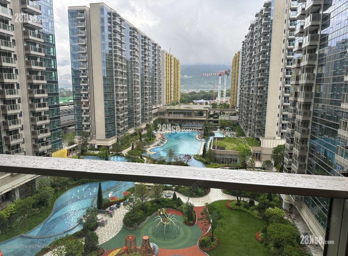 living room: Grand Mayfair  Sell 3 Bedrooms , 2 Bathrooms 668 ft²