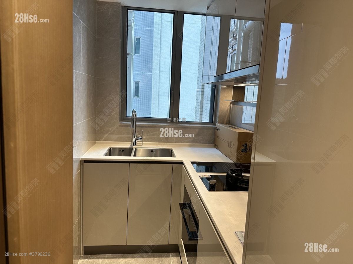 kitchen: Grand Mayfair  Sell 3 Bedrooms , 2 Bathrooms 668 ft²