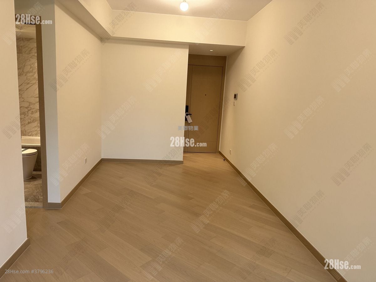 living room: Grand Mayfair  Sell 3 Bedrooms , 2 Bathrooms 668 ft²