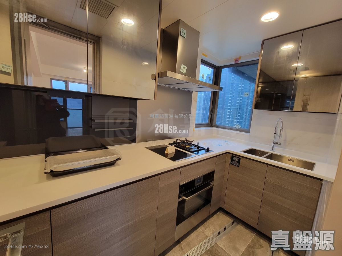 Sea To Sky Sell 3 Bedrooms , 2 Bathrooms 745 ft²