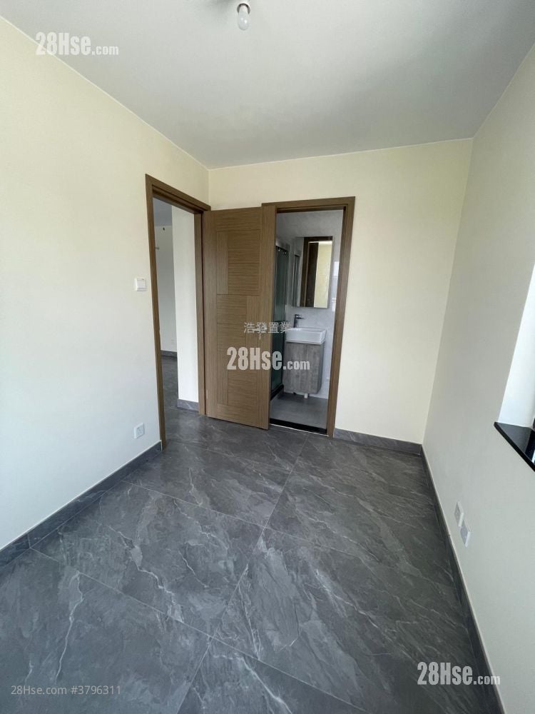 Village Sell 700 ft²