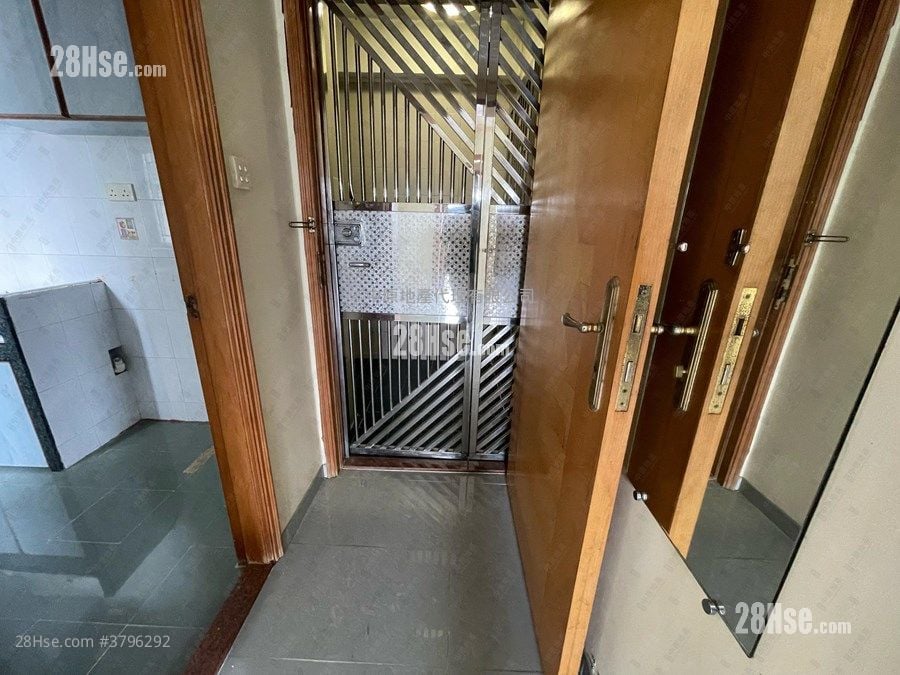 Greenview Court Sell 2 Bedrooms , 1 Bathroom 477 ft²