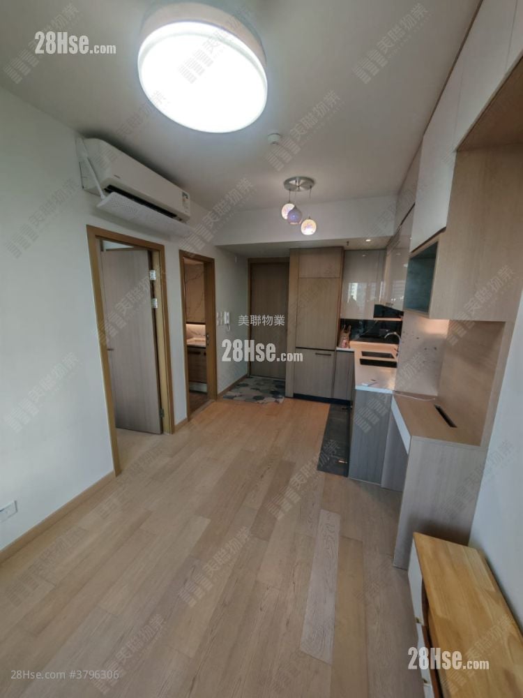 living room: Sol City Sell 1 Bedroom , 1 Bathroom 319 ft²