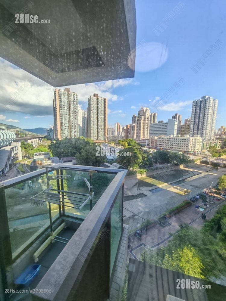 living room: Sol City Sell 1 Bedroom , 1 Bathroom 319 ft²