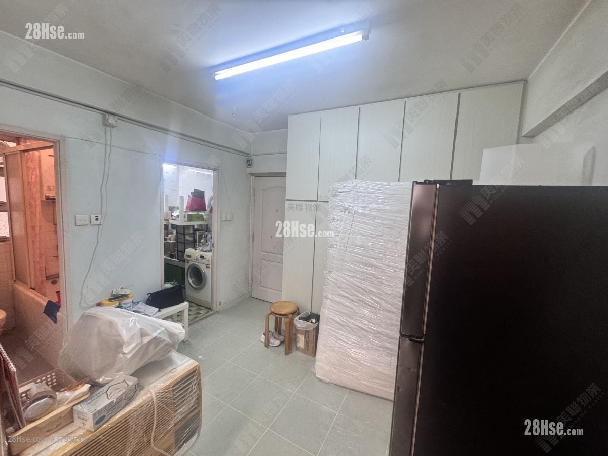 Kam Shek Building Sell 2 Bedrooms , 1 Bathroom 407 ft²