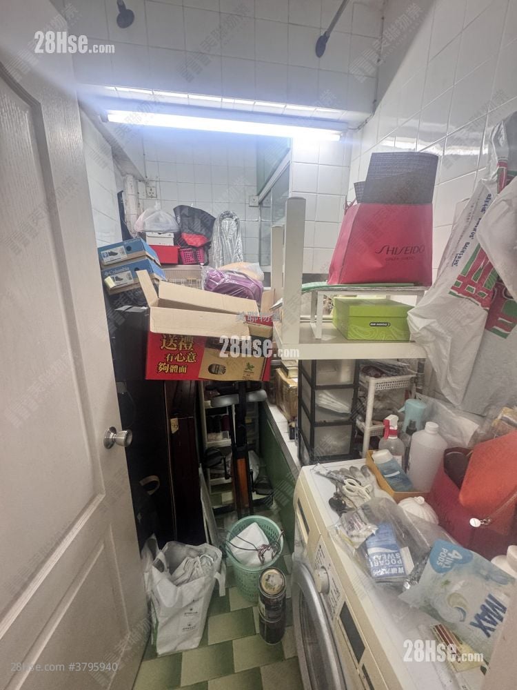 Kam Shek Building Sell 2 Bedrooms , 1 Bathroom 407 ft²