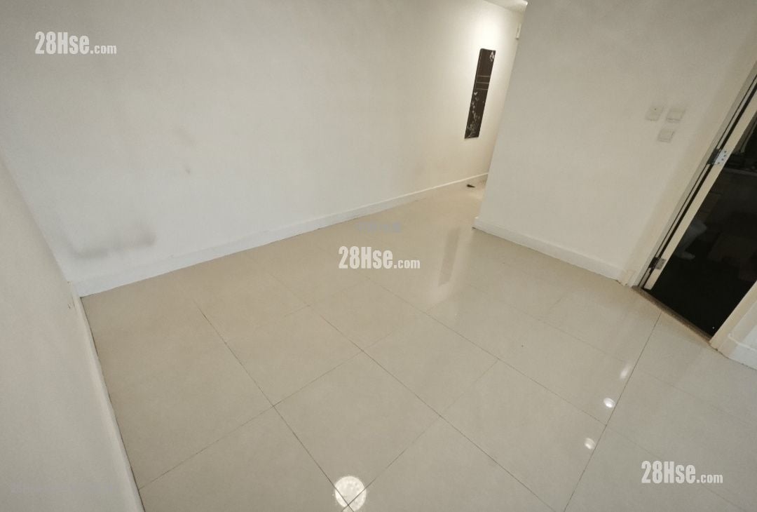 Uptown Sell 3 Bedrooms 764 ft²