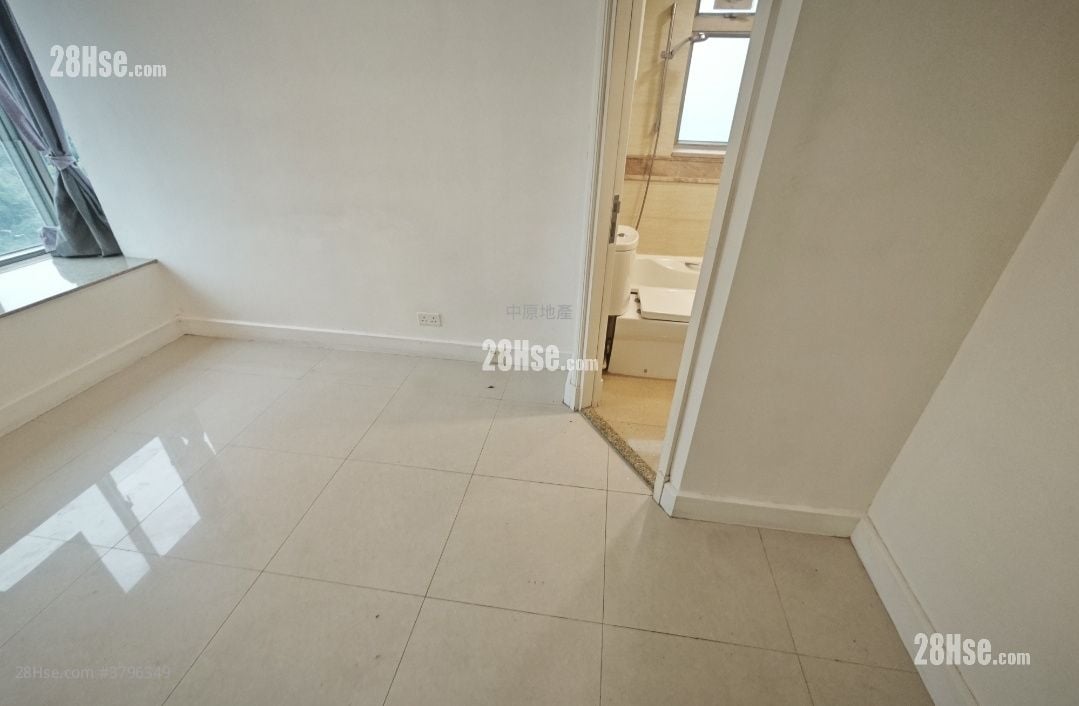 Uptown Sell 3 Bedrooms 764 ft²