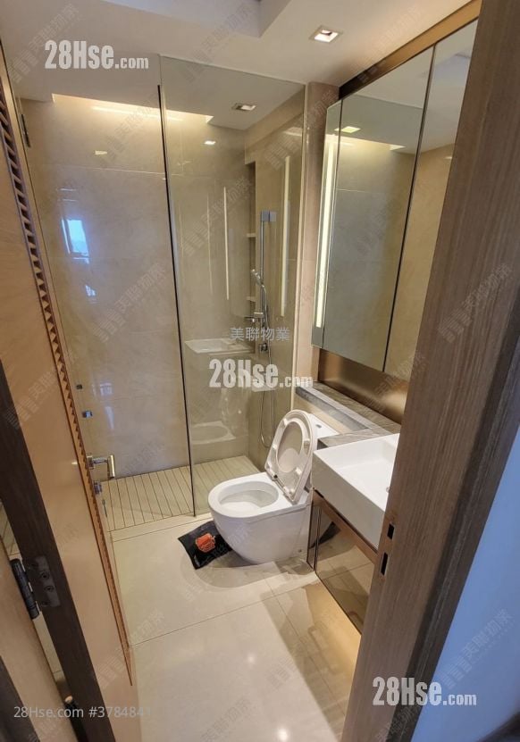 bathroom: Century Link Rental 3 Bedrooms , 2 Bathrooms 601 ft²