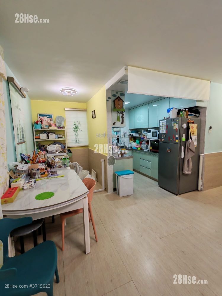 Village Sell 700 ft²