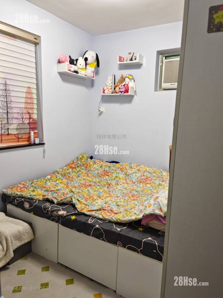 Village Sell 700 ft²