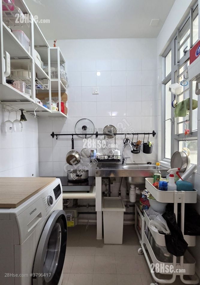 Kam Chun Court Sell 2 Bedrooms , 1 Bathroom 418 ft²