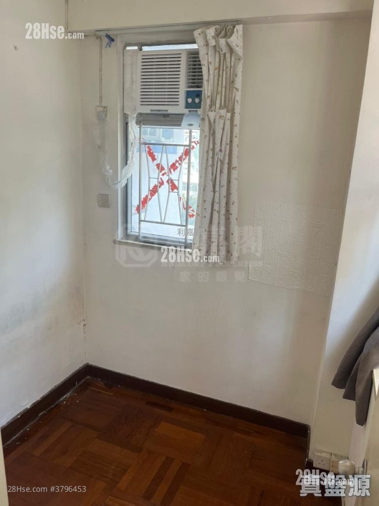 Lee Bo Building Sell 1 Bedroom , 1 Bathroom 234 ft²