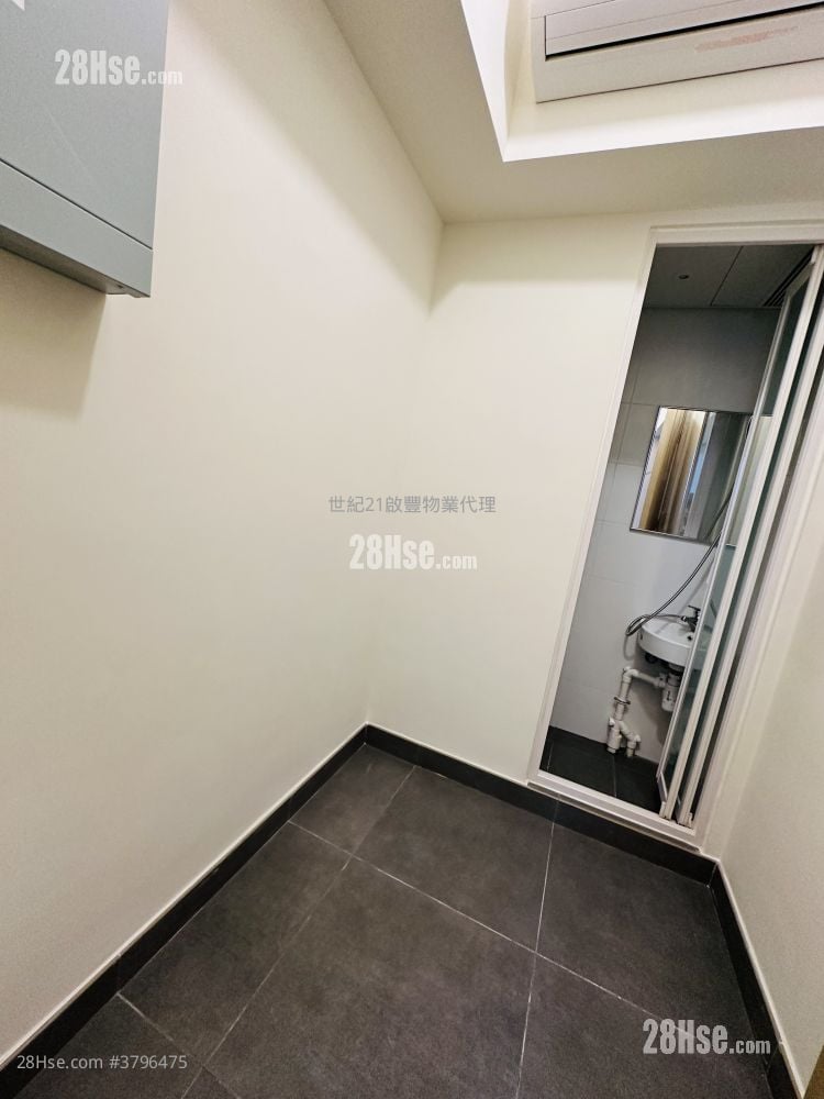 One Victoria Rental 3 Bedrooms , 3 Bathrooms 766 ft²