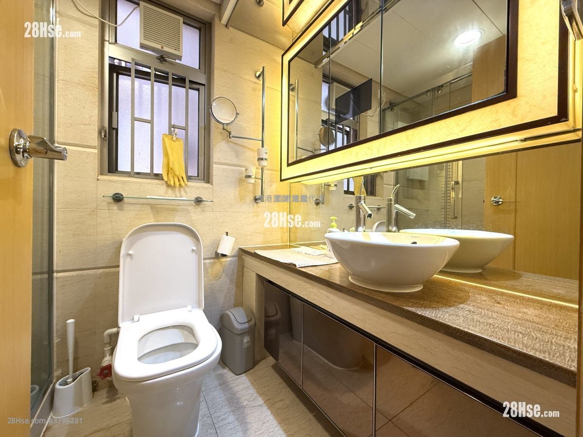 bathroom: Harbour Green Rental 1 Bedroom , 1 Bathroom 482 ft²