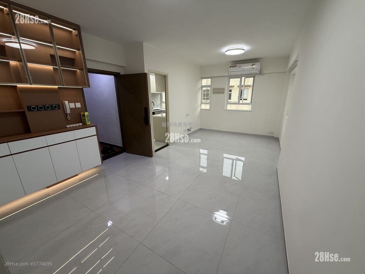 South Court Rental 4 Bedrooms , 2 Bathrooms 932 ft²