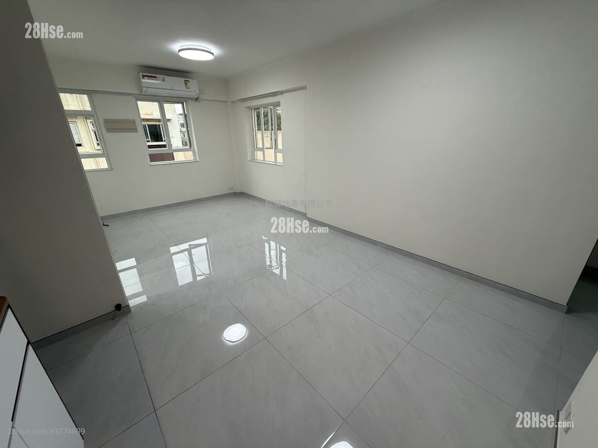 South Court Rental 4 Bedrooms , 2 Bathrooms 932 ft²